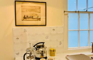 Amazing Large House, Lovely Newly Fitted Kitchen, Sleeps 8 , Nice Views and Garden, Plus a Beach Hut that is Located on Lyme Regis Beach - Photo 6