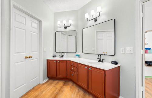 Resort Style Backyard Pool Pickleball Court - Foto 33