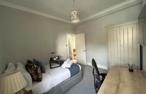 Beautiful and spacious 2 bed, 2 bath apartment bordering Fulham and Chelsea - entire apartment with private entrance - Foto 29