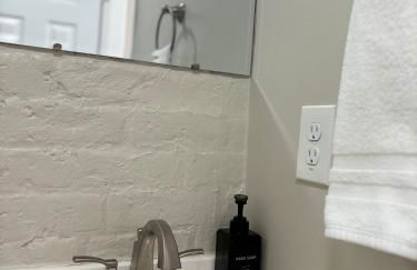 1920 Brick House-Hot Tub-Outdoor Brickoven Pizza-Pets-Breweries - Foto 31