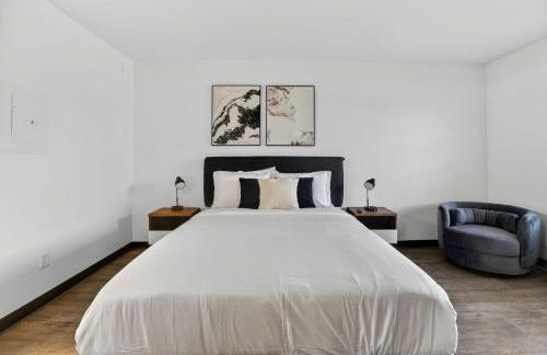 Bright modern studio featuring full kitchenette - Photo 1