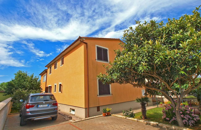 Apartment 21 - Photo 1