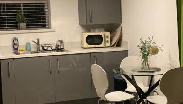 Peterborough City Center Near Healthcare Center One Bed apartment With Free Private Parking Contractors Locum Staff welcome - Foto 2