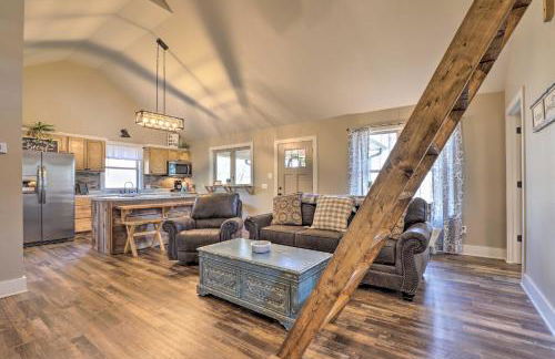 Creek-View Getaway with Deck, Yard, and Fire Pit! - Foto 6