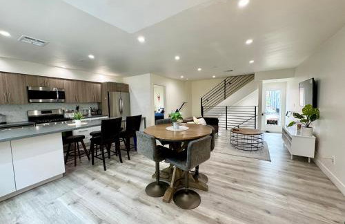 Cozy Chamber 3 BR Hollywood Townhouse - Photo 8