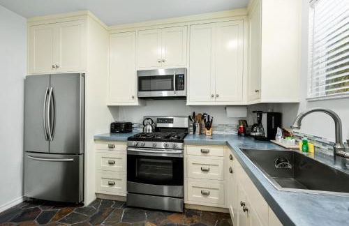 Santa Barbara Beach Cottage - Photo 24