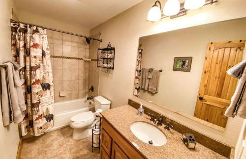 Secluded Log Cabin with Views & Hot Tub, Foosball, Wood Stove - Heavenly Homestead - Foto 19