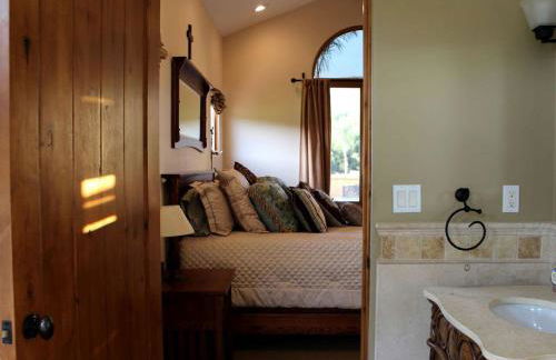 Romantic and Relaxing Villa Retreat with a Jacuzzi near Somis, California - Photo 17