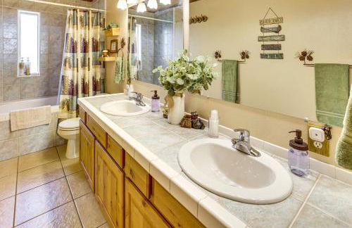 Fish Haven Cabin with Game Room, Views and Deck! - Foto 22