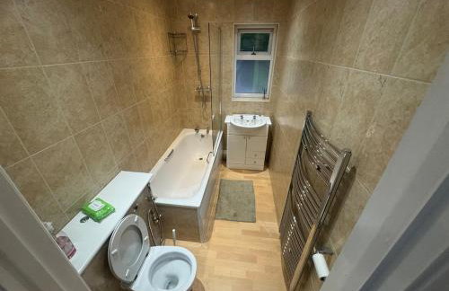 2 Bedroom-House-Sleeps 5 In Front Horley Station -Near Gatwick Airport - Foto 5