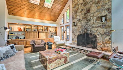 Luxe Plymouth Chalet with Indoor Pool and 3 Decks! - Foto 4