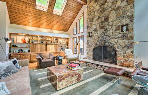 Luxe Plymouth Chalet with Indoor Pool and 3 Decks! - Foto 4