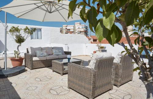 City Center Penthouse with Solarium 2 minutes from the Beach - Photo 22