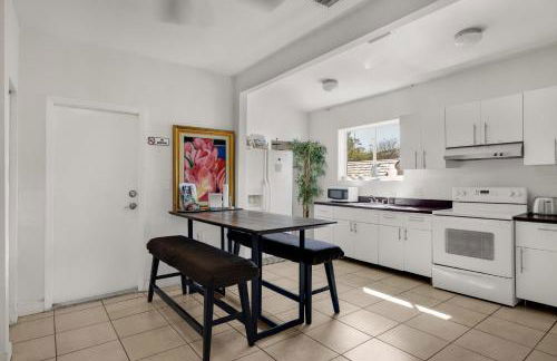 Artful 4BR Family Retreat - Foto 23