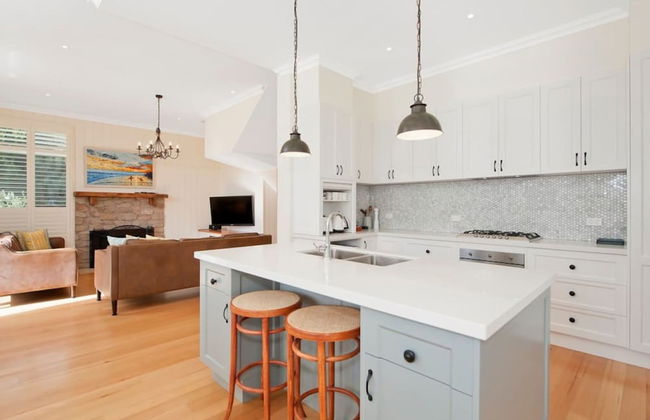 Hampton on Apollo - Ocean Mountain View Creekside Retreat Pet Friendly Free EV Charger Fireplace Wood Supplied During Winter - Photo 9