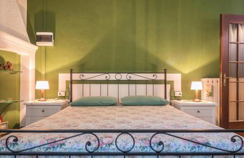 Tinas yellow home - Photo 18