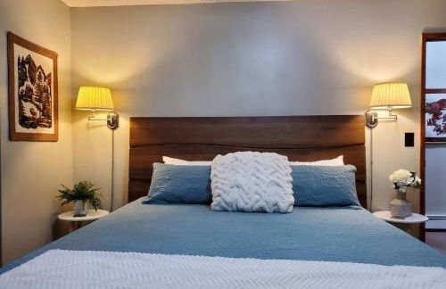 Updated Duplex with Mountain & Filtered Water View - Foto 7