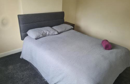 L & J Escapes - 8 Bedrooms suitable for Contractors and Families- Private parking available for 6 vehicles - Foto 11