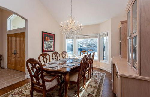 Luxurious 4BR Retreat - Pool Table & Chic Amenities - Photo 22