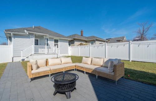 3BR Beach House | Fire Pit & Bar | Steps to Beach - Foto 48