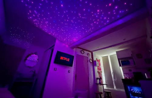 LOVE Room - Balnéo - Ciel Etoilé - Free Wifi - Netflix - Hyper Centre - Foto 3