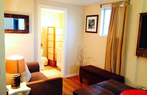 Charming Garden Cottage - Photo 11