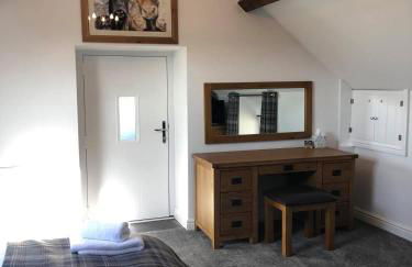 The Grooms Cottage - Photo 5