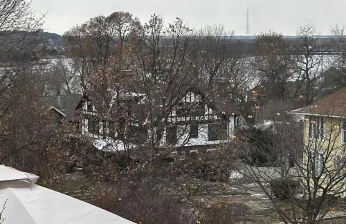 Historic Tudor with River Views & Fun Gaming Room - Foto 2