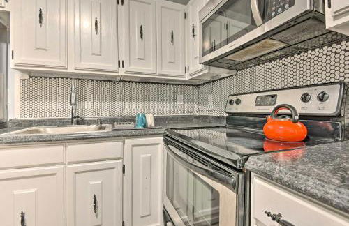 Near Mt Airy Casino Mount Pocono Condo with Balcony - Foto 13