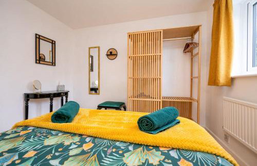 Splendid House Great Location to WAVE Surf & South West Water Park - Super Garden By STAE-Homes - Foto 27