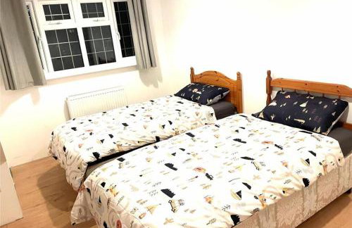 10 mins from Gatwick, jacuzzi, 8 persons - Foto 26