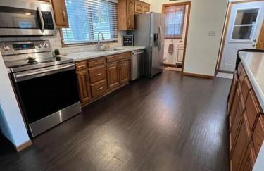 Curly's Quarters (4 Bedroom Home) w/ Lambeau view - Foto 8