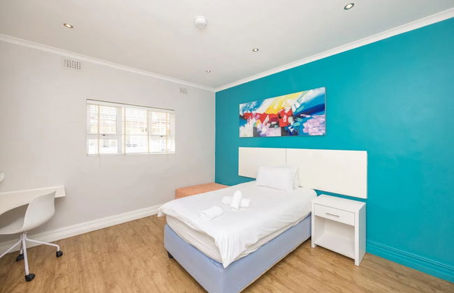 Contemporary 4 Bedroom Home - Photo 9