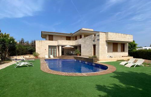 Villa de lujo con piscina, jacuzzi, jardín y terraza - Foto 1