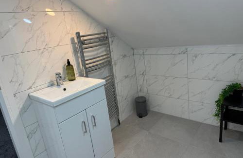 Spacious 4 Bed 4 Bath Stay with Free Parking - Foto 27