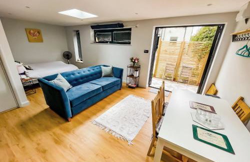 Modern Self Contained Garden Annexe Sleeps up to 4 - Photo 1