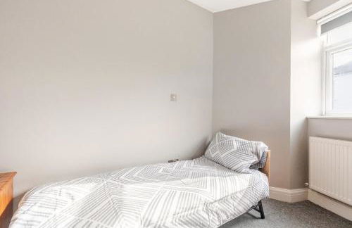 Group Friendly 2 Bed 2 Bath FREE PARKING for 2 Large Vans or up to 4 Cars Zone 2 Sleeps 10 Close to Central London and Zone 2 tube station - Photo 15