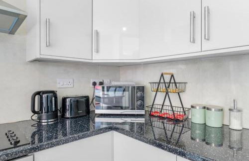 Modern 2 Bedroom House with 2 Ensuite and Free Parking - Photo 16