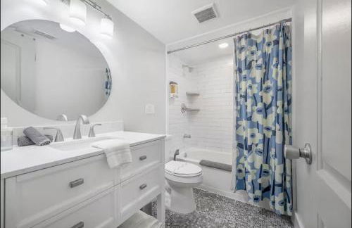 Central Perk Retreat | Heated Pool + Zoo 1 Block! - Foto 17