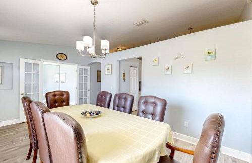 Poolside Oasis! Family-Friendly Summerfield Escape - Foto 12