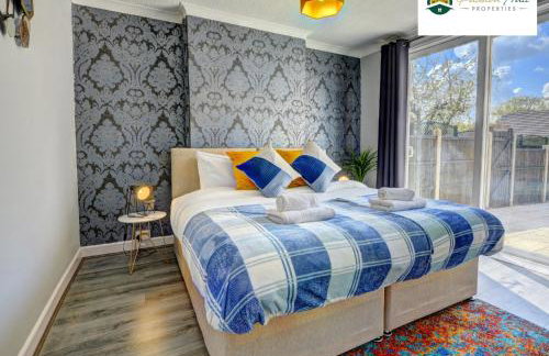 4 Bedroom House - Sleeps 7, Near Coventry Airport, City Centre, Free Wi-Fi with Driveway Parking & Garden, Full Kitchen - AHC - Photo 26