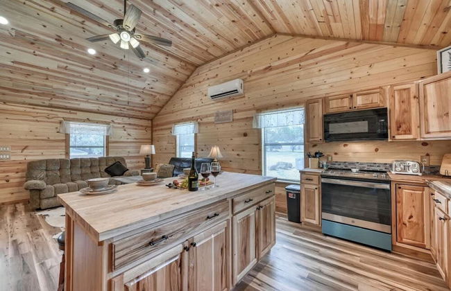 Cozy Cabin Firepit and Grill & 10 Mins to Main St - Foto 9