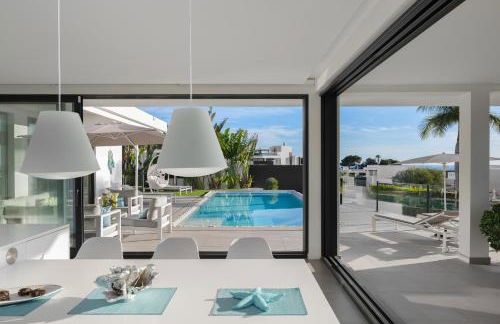 4-Bedroom Modern Villa with Sea View - Photo 20