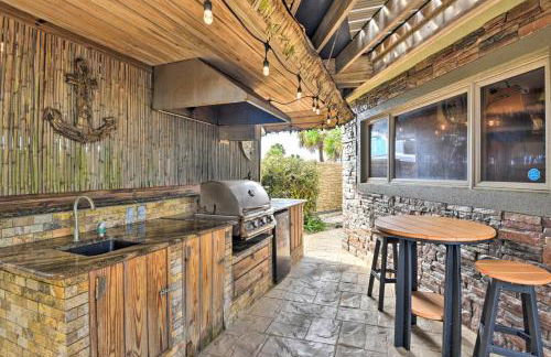 Chic Home: Ocean Views, Hot Tub & Game Room! - Foto 41