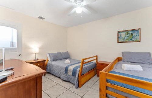 Spacious 5BR Home with Pool, Near Downtown & Beach - Foto 31