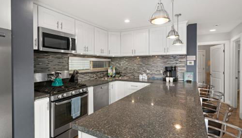 Stunning Beach Home - large patio, parking, ac & dog friendly! - Foto 3