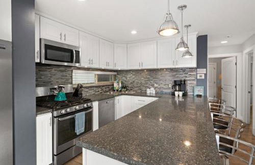 Stunning Beach Home - large patio, parking, ac & dog friendly! - Foto 3