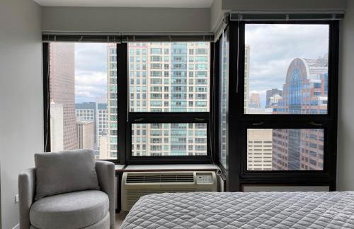 River North Magnificent Mile Condo, Lake and City Views, 43rd Floor Corner, Parking Included! - Foto 25