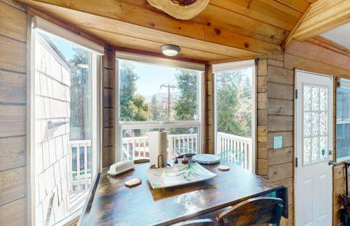 Relaxing Retreat with Deck, 1 Mi to Lake Arrowhead! - Foto 10
