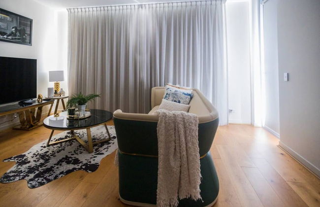 Brilliant 3 Month Corporate Rental With Balcony - Photo 10